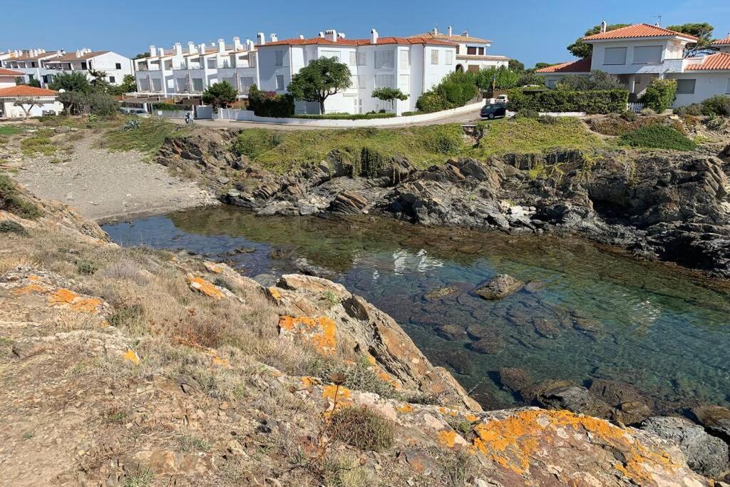 Beachfront Duplex With Terrace And Sea Views - Cadaqués Exterior photo