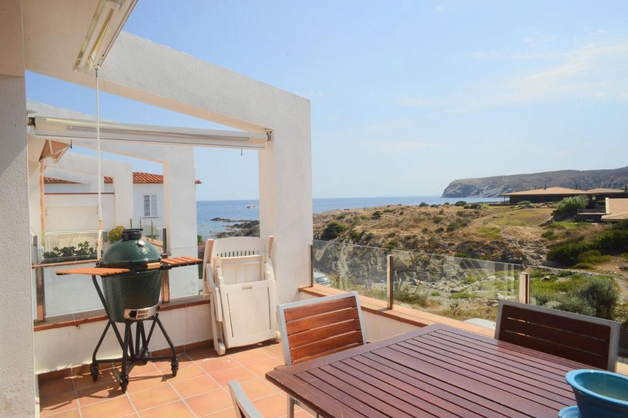 Beachfront Duplex With Terrace And Sea Views - Cadaqués Exterior photo